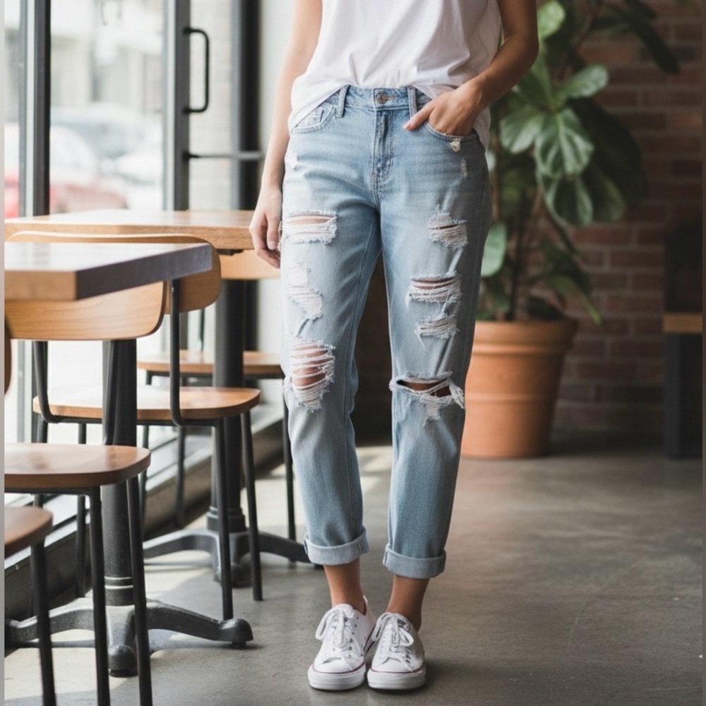 NWT Hollister Low Rise Distressed Boyfriend Jeans Light Blue Size 5R 27W 26L